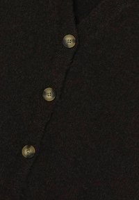 Dunkelbrauner Wollcardigan mit strukturiertem Finish, V-Ausschnitt und drei goldfarbenen Knöpfen auf der Vorderseite.