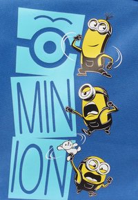 Bolsa de tela azul con personajes de dibujos animados de los Minions. Los diseños incluyen a los divertidos personajes amarillos en varias poses, detalles en negro y el texto destacado "MINION".
