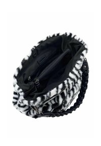 Sac à main en fausse fourrure zébrée avec un intérieur noir, une anse en cuir tressé et des compartiments zippés. Caractérisé par un extérieur doux et texturé.