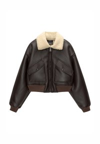 Bruine leren cropped jack met een beige schapenvacht kraag, twee voorzakken en geribbelde manchetten en zoom. Gladde textuur en gepolijste afwerking.