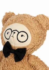 Flauschiger brauner Teddybär mit gestickten Augen und einer schwarzen Fliege. Hat einen weichen, strukturierten Körper und runde Ohren. Cremefarbener Gesichtbereich.