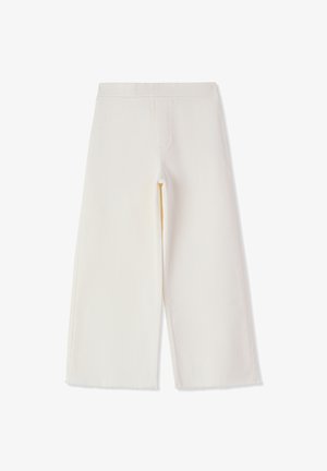 Pantaloni bianchi a gamba larga in cotone. Presentano una vita a metà altezza e un orlo sfrangiato. Design pulito senza tasche o elementi visibili in metallo.