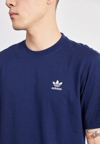 adidas Originals TREFOIL ESSENTIALS - Camiseta estampada - night indigo