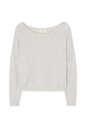 Heller grauer, kurz geschnittener Pullover aus weichem Material. Er hat einen Carmen-Ausschnitt und überschnittene Schultern. Glatte Textur.