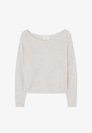 Pull en tricot gris clair, coupé et fabriqué dans un matériau doux. Il présente un col à épaules dénudées et des manches tombantes. Texture lisse.