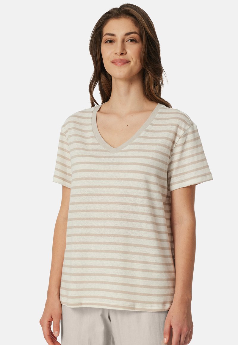 Gestreepte korte mouw V-hals t-shirt in licht beige en crème, gemaakt van zachte stof met een relaxte pasvorm en geribbelde halslijn.