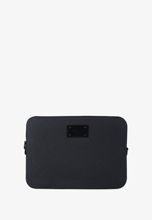 Borsa per laptop rettangolare nera con superficie testurizzata, dotata di targhetta logo argentata e doppia chiusura a zip. Tracolla regolabile attaccata.