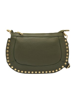 Sac bandoulière en cuir vert olive avec des clous dorés le long des bords incurvés et une fermeture éclair dorée sur le dessus.