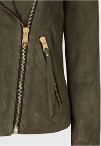 Oliwkowa skórzana kurtka z suwakiem z złotymi zamkami, dwoma przednimi kieszeniami na suwak oraz teksturowaną powierzchnią z dopasowanym krojem.