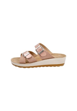 Sandalo con zeppa rosa chiaro con due cinturini regolabili con fibbia argentata e suola interna beige strutturata su suola bianca e marrone.