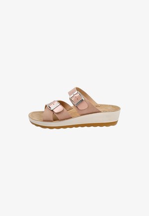 Sandalo con zeppa rosa chiaro con due cinturini regolabili con fibbia argentata e suola interna beige strutturata su suola bianca e marrone.