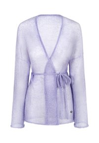 Fioletowy, półprzezroczysty sweter z długimi rękawami, wiązaniem w talii, dekoltem w serek i teksturowanym wykończeniem. Charakteryzuje się subtelnymi różnicami w intensywności koloru.