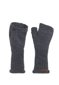 Vingerloze handschoenen in donkergrijs breimateriaal, met geribbelde textuur, open vingertoppen en een bruin leren label op het polsgebied.