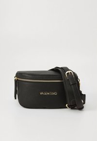 Černá kožená kabelka přes rameno se zlatým zipem a kováním. Texturovaný povrch a na přední straně ražené logo "VALENTINO". Nastavitelný popruh.