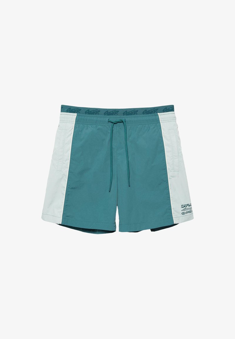 Short de bain sarcelle avec panneaux latéraux blancs, taille réglable à cordon et petit graphisme sur la partie inférieure de la jambe gauche.
