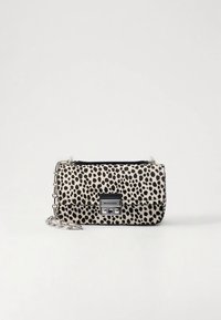 Umhängetasche in Schwarz-Weiß mit Leopardenmuster, rechteckige Form, ausgestattet mit einem silbernen Kettenriemen und einem metallischen Verschluss mit Logodetails.