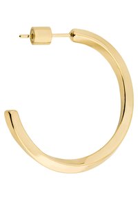 Gouden oorbel met een gladde, gepolijste afwerking. Voorzien van een cilindrische sluiting en een open, gebogen ontwerp. Diameter van ongeveer 5 cm.