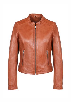 Chaqueta de cuero marrón con cuello redondo, cierre frontal de cremallera y dos bolsillos laterales con cremallera. Presenta una textura suave y un diseño ajustado.