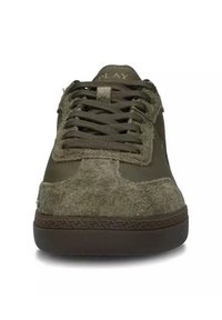 Sneakers verde oliva in materiali di camoscio e pelle. Presentano dettagli testurizzati, punta rotonda e lacci piatti. Suola in gomma dettagliata.