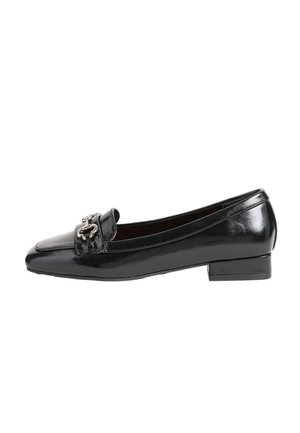 Zwarte leren platte loafer met vierkante neus en zilveren metalen kettingdetail aan de voorkant, lage gestapelde hak, zijaanzicht op witte achtergrond.