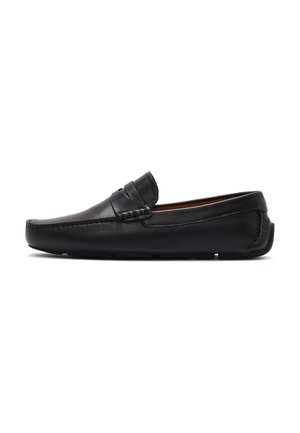 Mocassin penny en cuir noir avec détails cousus et semelle basse en caoutchouc, présenté de profil sur fond blanc.