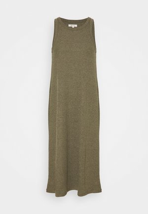 Vestido de punto sin mangas de color verde oliva con cuello redondo, corte recto y bajo de longitud media sobre fondo blanco.