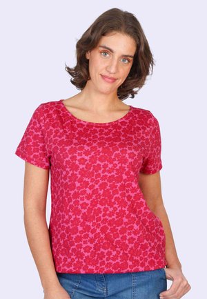 Rotes T-Shirt mit floralem Muster und kurzen Ärmeln, Rundhalsausschnitt, aus weichem Material, mit lockerer Passform und feiner Textur.