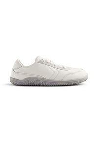 Scarpe da ginnastica bianche con una tomaia in pelle testurizzata, cinque fori per i lacci, una suola in gomma con battistrada a motivo e un design a profilo basso.