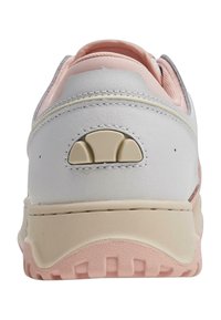 Bakview av en sneaker med et hvitt skinnøvre, rosa detaljer og en teksturert gummisåle med en buet beige detalj.