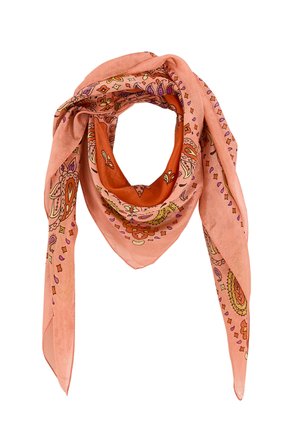 Carré en tissu rose doux avec motifs cachemire en orange, violet et beige, plié et drapé avec les extrémités pointues pendant vers le bas.