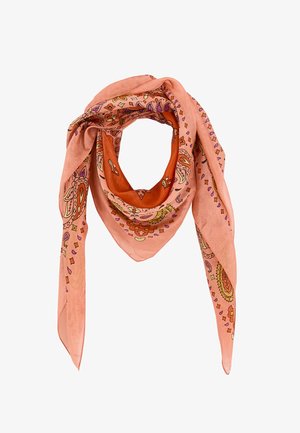 Pañuelo cuadrado de color rosa suave con patrones de cachemira en naranja, púrpura y beige, doblado y colgado con los extremos puntiagudos hacia abajo.