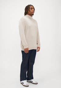 Jack & Jones JJEEMIL ROLL NECK - Džemper - oatmeal