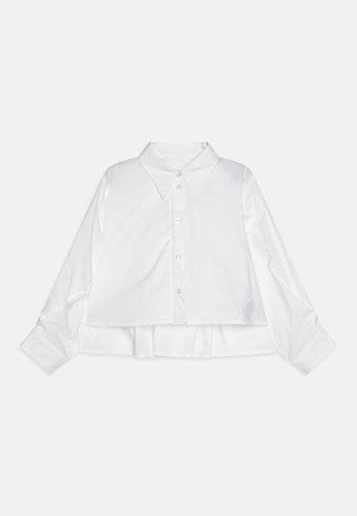 Λευκό κοντό πουκάμισο με κλασικό γιακά, μακριά μανίκια και στρωτό στρίφωμα. Διαθέτει υποτυπώδη κεντητή λεπτομέρεια.