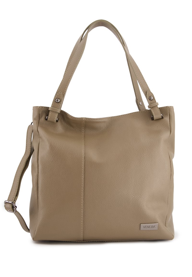 Beige Leder-Tote mit strukturierter Oberfläche, zwei oberen Griffen, einem verstellbaren Schulterriemen und einem kleinen Metall-Logo-Element.