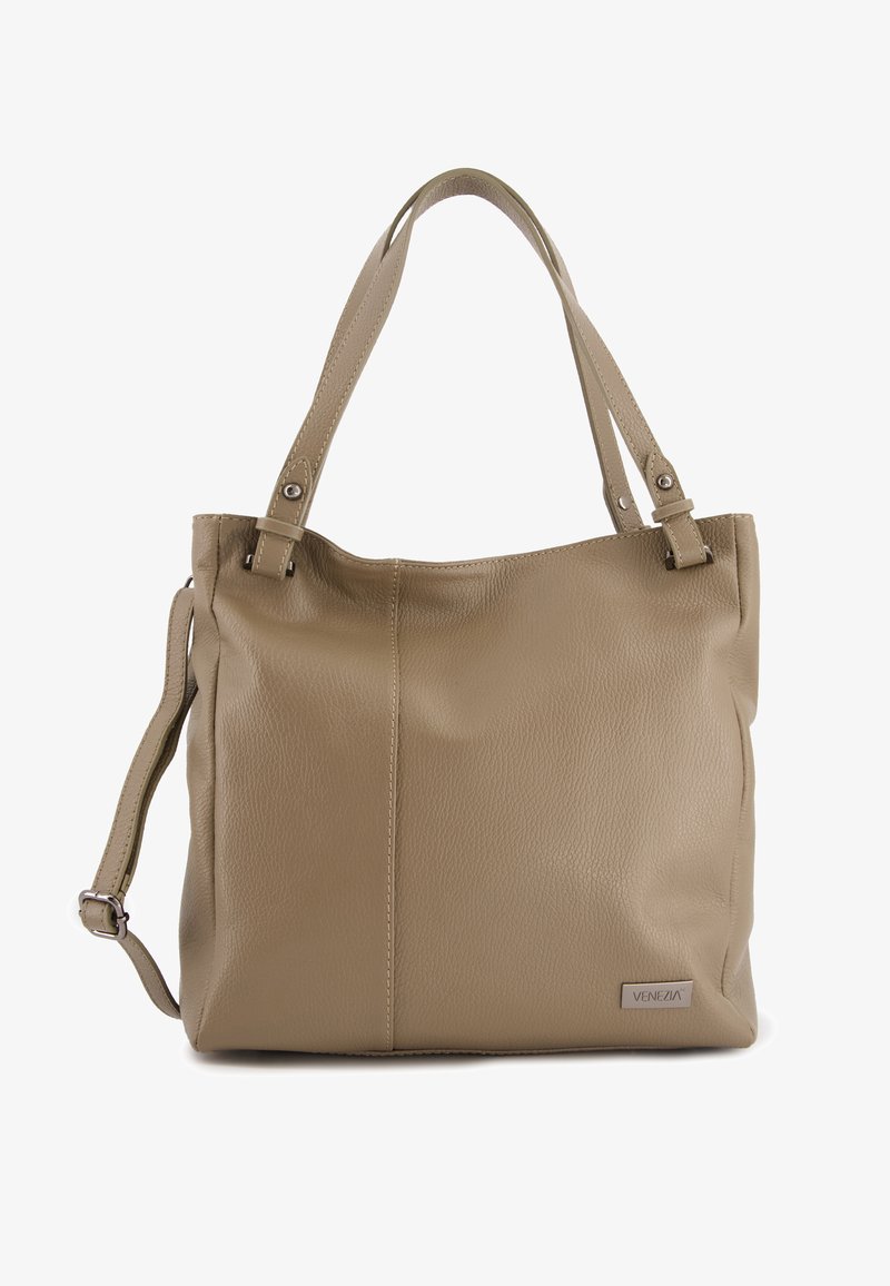Sac à main en cuir beige avec une finition texturée, deux anses supérieures, une bandoulière ajustable et un petit accent en métal avec logo.