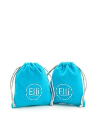 Dve turkizne tkaninske vreče na vrvico z gladko teksturo, ki imata bel krožni logo z napisom "Elli by Julie & Grace."