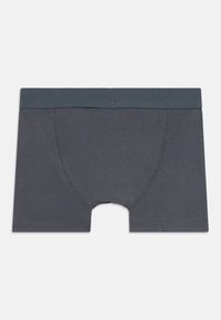 Mørkegrå herre-boxershorts med en bred elastisk talje og synlig syning på en hvid baggrund.
