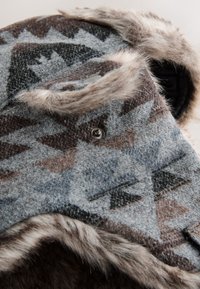 Next TRAPPER - Hut - grey navajo style