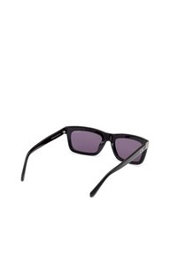 Gafas de sol rectangulares negras con lentes de color púrpura, con montura de plástico brillante y elegantes acentos de metal en las patillas.