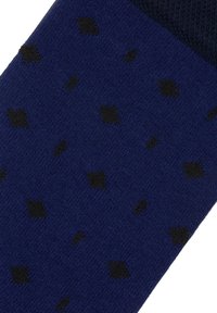 Ciemnoniebieskie skarpetki z teksturowanym wzorem małych czarnych diamentów rozmieszczonych na tkaninie. Miękki, dzianinowy materiał z kontrastującą górną częścią.