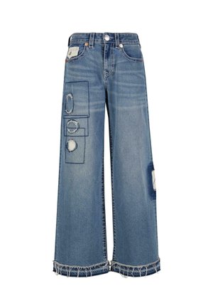 Jeans o szerokich nogawkach w jasnoniebieskim kolorze, z detalami w stylu patchwork i postrzępionymi brzegami. Zniszczone akcenty i kontrastowe przeszycia dopełniają wzór.