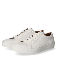 Weiße Leder-Sneaker mit runder Kappe, kontrastierendem braunem Innenfutter und flachen Schnürsenkeln. Robuste Gummisohle mit strukturiertem Profil für besseren Halt.