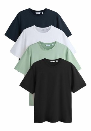 Patru tricouri cu guler rotund și mâneci scurte, stivuite, în negru, verde deschis, alb și bleumarin, prezentând fața din față și etichetele de mărime.