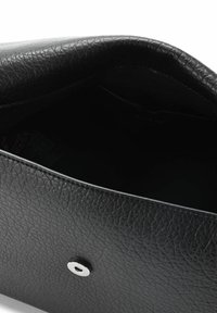 Pochette en cuir noir à finition texturée, avec une fermeture à bouton-pression argentée. L'intérieur est non doublé et spacieux, offrant un grand espace de rangement.