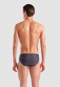 Mænds svømmebukser i mørkegrå, med et struktureret krokodilleskinds-mønster. Stoffet er glat og tætsiddende, designet til vande aktiviteter.