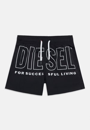 Μαύρο σορτς με λευκά κορδόνια και μεγάλο λευκό κείμενο "DIESEL" μπροστά, καθώς και μικρότερο κείμενο "FOR SUCCESSFUL LIVING" από κάτω.