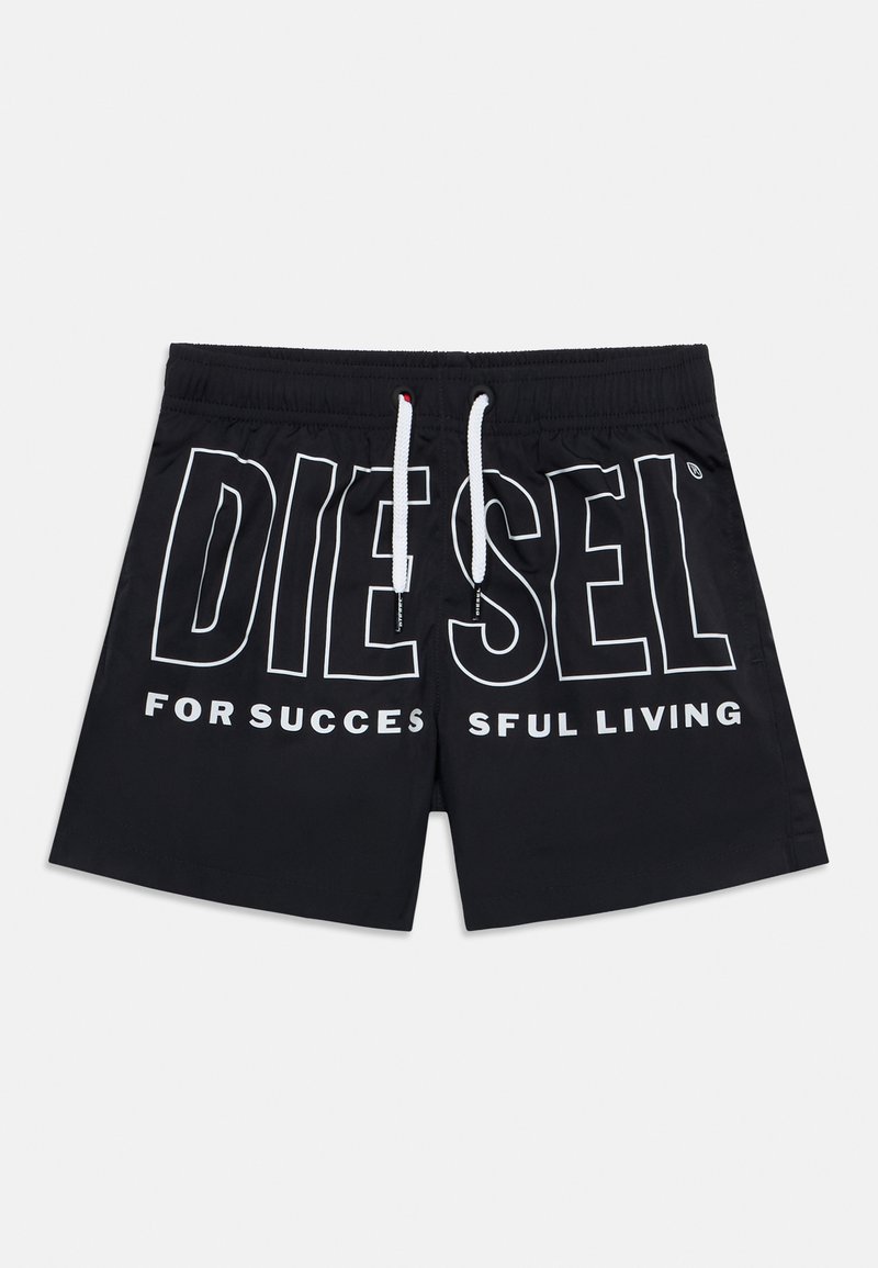 Μαύρο σορτς με λευκά κορδόνια και μεγάλο λευκό κείμενο "DIESEL" μπροστά, καθώς και μικρότερο κείμενο "FOR SUCCESSFUL LIVING" από κάτω.