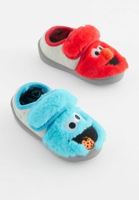 Next MUTED  - Čības - red blue