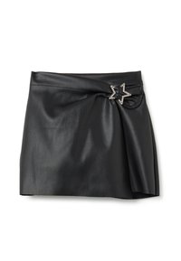 Gonna mini in ecopelle nera con un dettaglio arricciato sul lato sinistro fissato da una fibbia a forma di stella in strass.