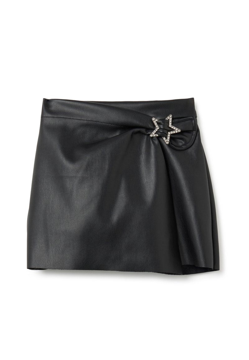 Gonna mini in ecopelle nera con un dettaglio arricciato sul lato sinistro fissato da una fibbia a forma di stella in strass.